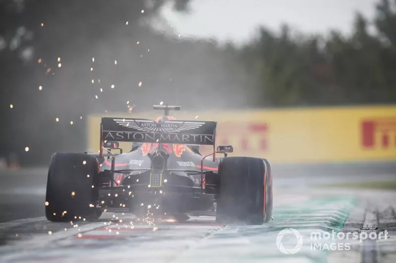 Pierre Gasly, Red Bull Racing RB15, passe dans la poussière