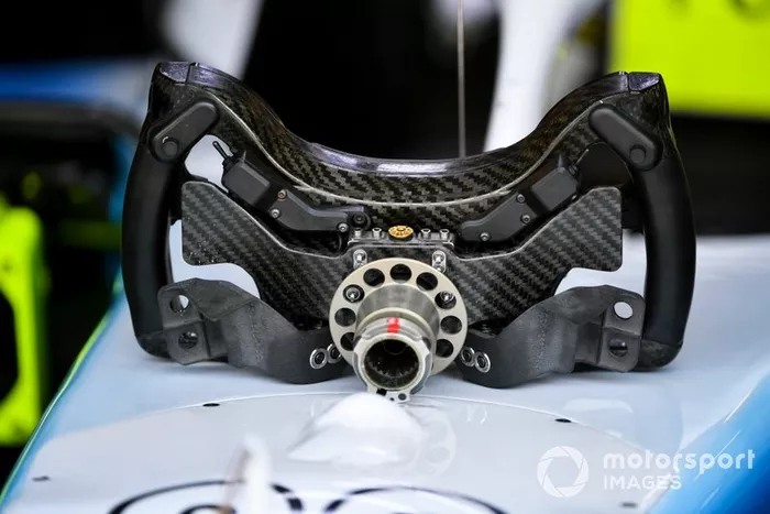 El volante de un Williams FW42 de George Russell