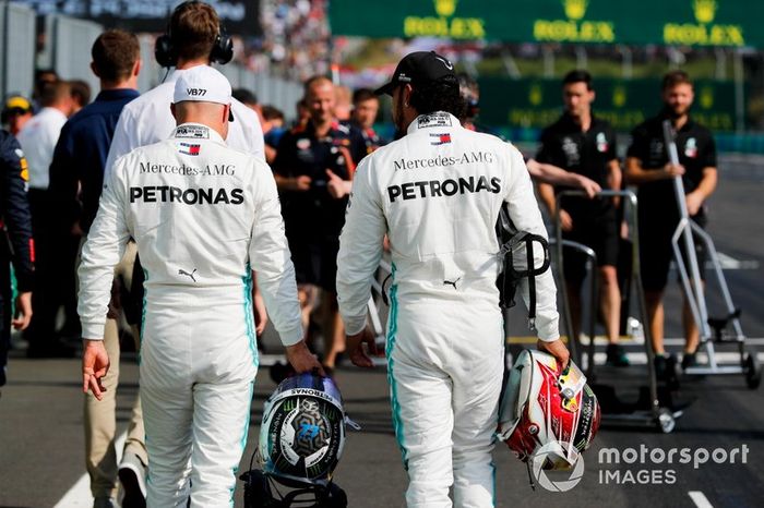 Valtteri Bottas, Mercedes AMG F1 y Lewis Hamilton, Mercedes AMG F1 en Parc Ferme 