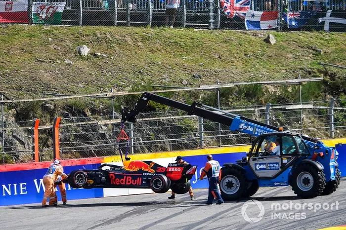 Red Bull sendo recolhida