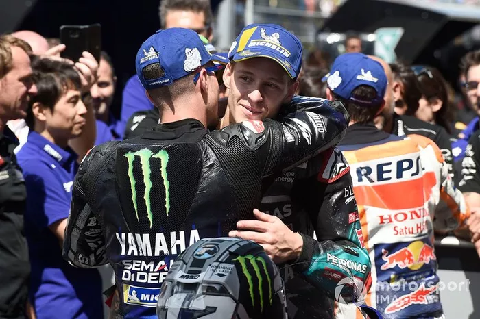 Ganador Maverick Vinales, Yamaha Factory Racing, tercer puesto Fabio Quartararo, Petronas Yamaha SRT