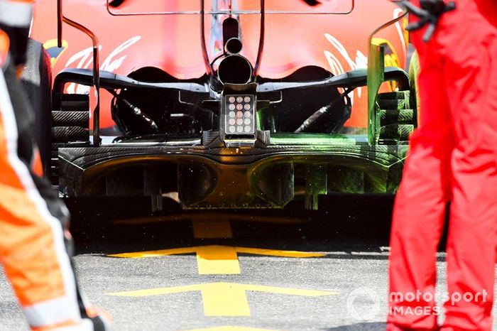 Parafina en la parte trasera del Ferrari SF90
