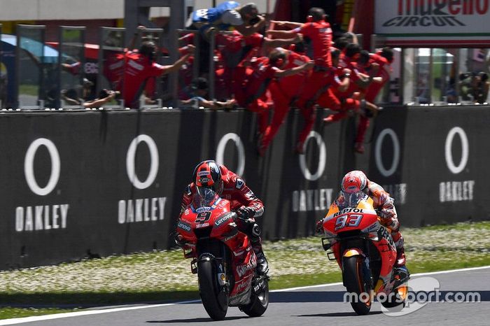 Il vincitore della gara Danilo Petrucci, Ducati Team, secondo posto Marc Marquez, Repsol Honda Team