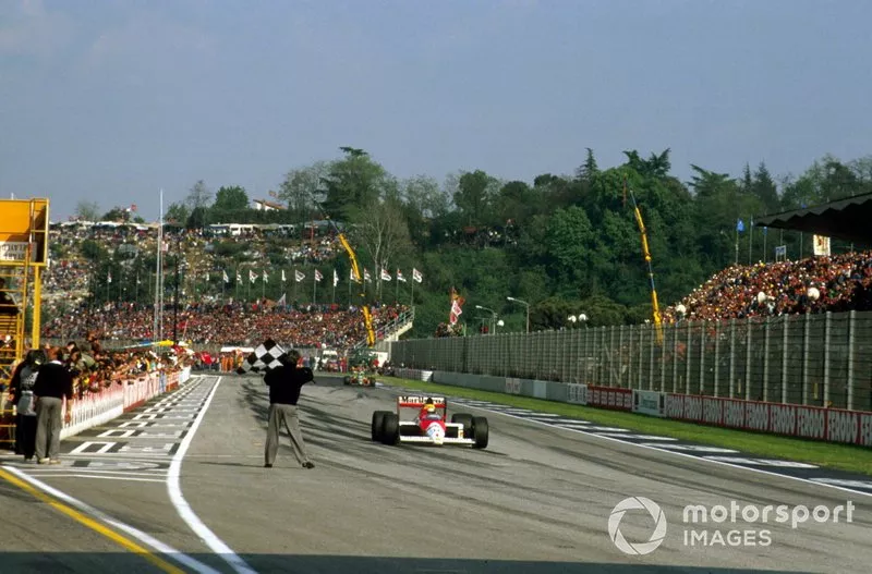 Ayrton Senna, McLaren MP4/5 toma la bandera a cuadros para la victoria