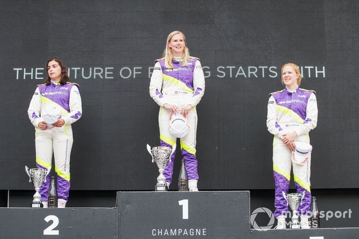 Beitske Visser celebra con Jamie Chadwick y Alice Powell