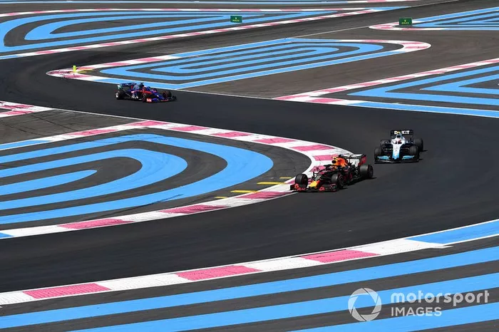 Pierre Gasly, Red Bull Racing RB15, leads Robert Kubica, Williams FW42, and Daniil Kvyat, Toro Rosso STR14