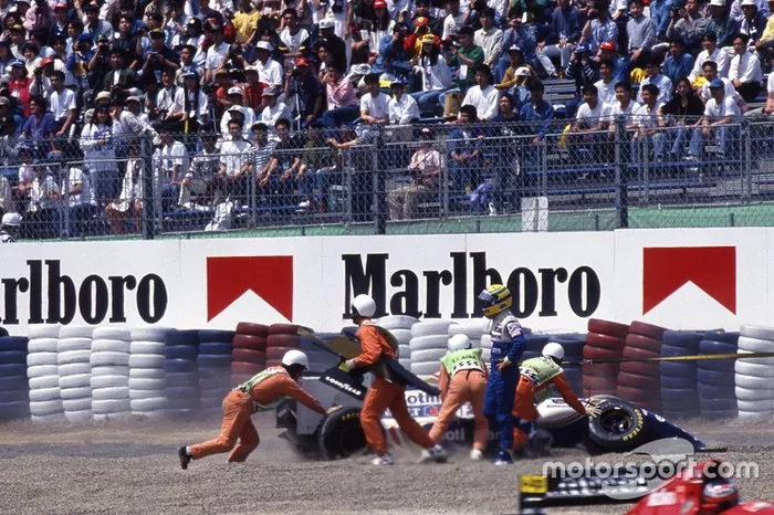 Ayrton Senna, Williams FW16, choca y queda fuera del Gran Premio en la primera vuelta
