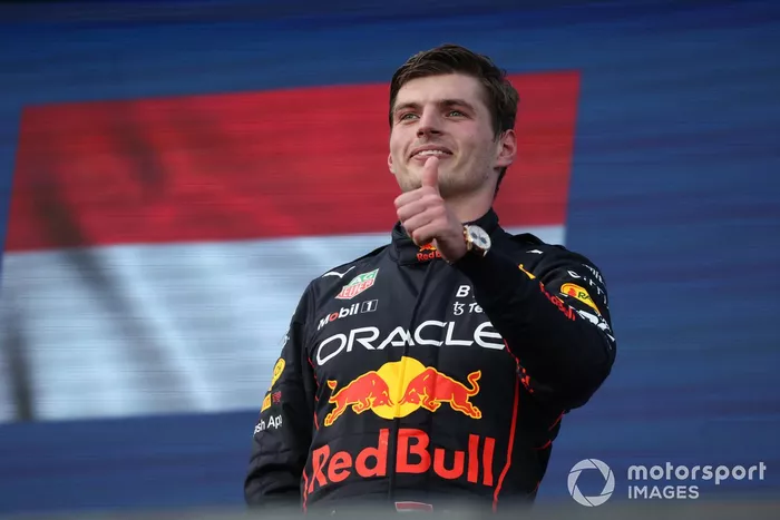 Max Verstappen, Red Bull Racing, 1ª posición, lo celebra en el podio