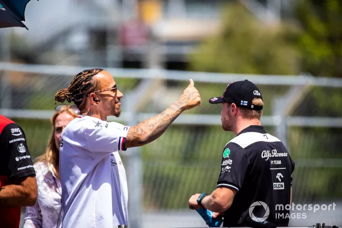Lewis Hamilton, Mercedes W13, en el desfile de pilotos  