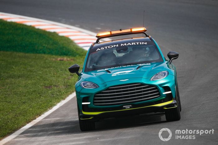 Nico Hulkenberg sube al coche médico