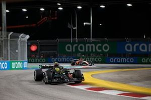 Lewis Hamilton, Mercedes F1 W14, Charles Leclerc, Ferrari SF-23