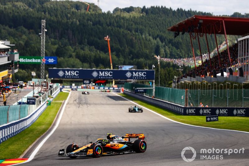 Lando Norris, McLaren MCL60, Lance Stroll, Aston Martin AMR23