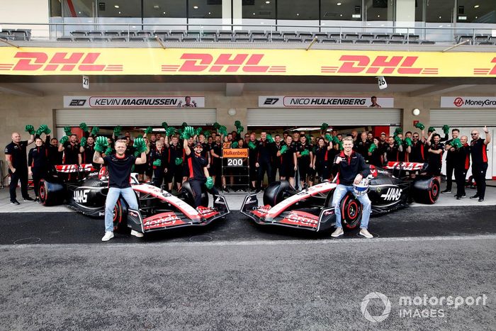 Kevin Magnussen, Haas F1 Team, el equipo Haas F1 Team celebran la salida número 200 de Nico Hulkenberg, Haas F1 Team 