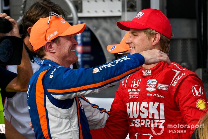 Marcus Ericsson, Chip Ganassi Racing Honda saluda a Scott Dixon, Chip Ganassi Racing Honda en el carril de la victoria
