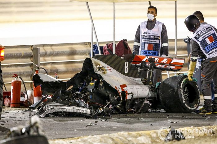 Los restos quemados del monoplaza de Romain Grosjean, Haas VF-20 y la barrera dañada