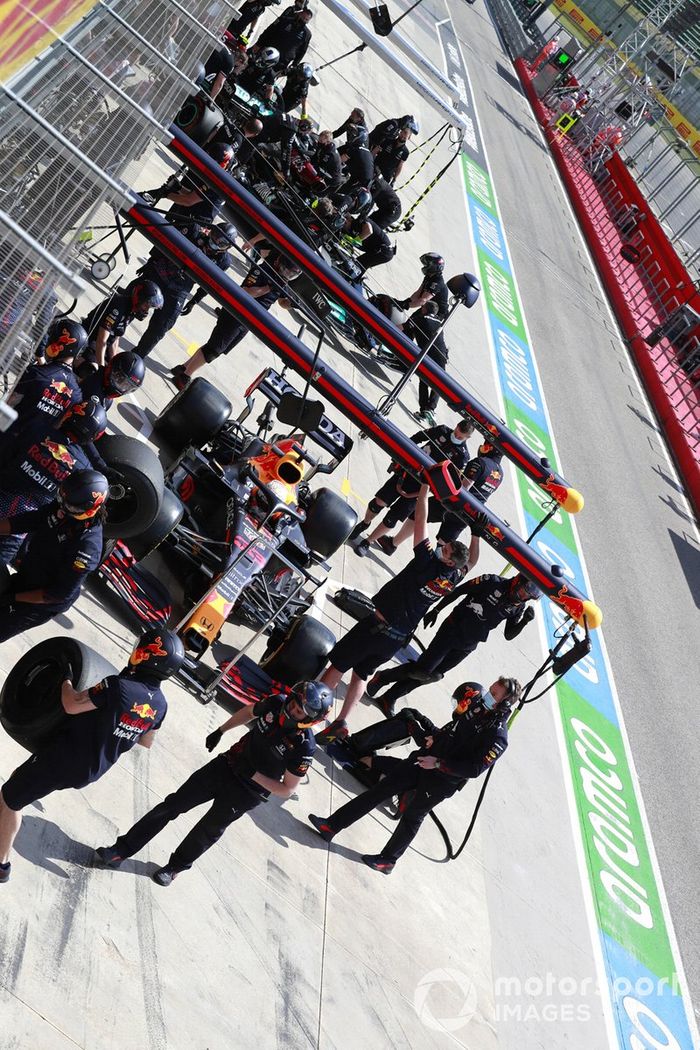 Max Verstappen, Red Bull Racing RB16B, en pits