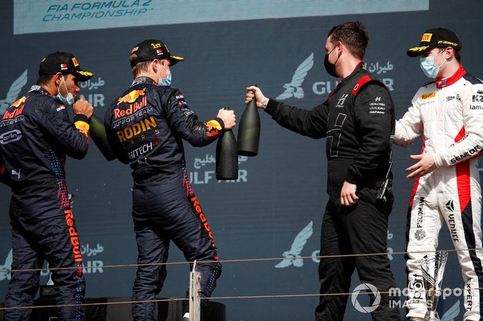 Podio: segundo lugar Jehan Daruvala, Carlin, ganador Liam Lawson, Hitech Grand Prix, y tercer lugar David Beckmann, Charouz Racing System