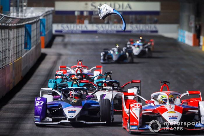 Piezas del coche de Jake Dennis, BMW I Andretti Motorsport, BMW iFE.21, vuelan ante el paso de Alexander Sims, Mahindra Racing, M7Electro 