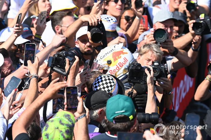 Max Verstappen, Red Bull Racing, 1ª posición, celebra con su equipo en el Parc Ferme
