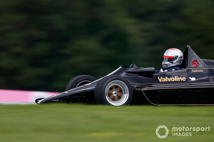 Zak Brown, director general de McLaren Racing, en un Lotus 79