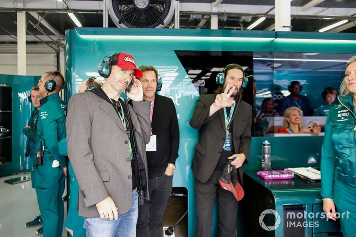 El actor Keanu Reeves en el garaje de Aston Martin