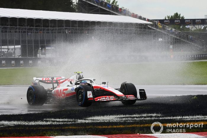 Mick Schumacher, Haas VF-22, corta la hierba