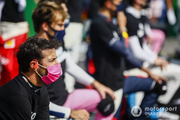 Daniel Ricciardo, Renault F1, se arrodilla en apoyo de la campaña 