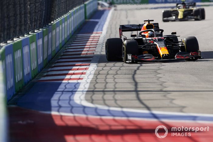 Max Verstappen, Red Bull Racing RB16, Esteban Ocon, Renault F1 Team R.S.20