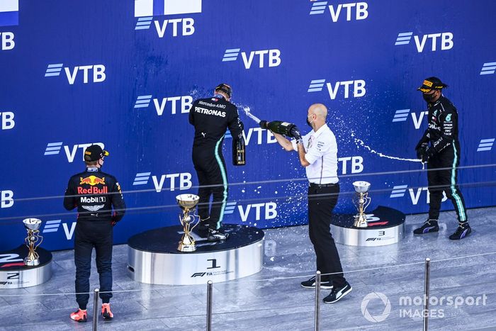 Podio: ganador Valtteri Bottas, Mercedes-AMG F1,segundo lugar Max Verstappen, Red Bull Racing, y el tercer lugar Lewis Hamilton, Mercedes-AMG F1