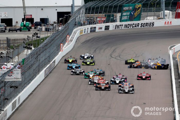 Choque de Alexander Rossi, Andretti Autosport Honda, Simon Pagenaud, Team Penske Chevrolet, Marco Andretti, Andretti Herta with Marco & Curb-Agajanian Honda al inicio