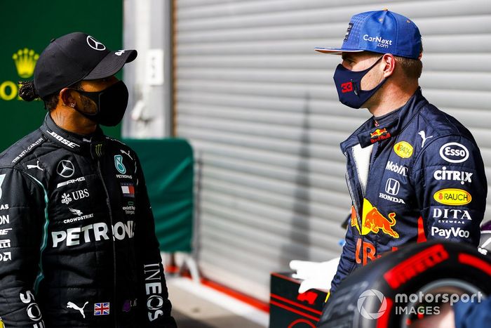 Ganador de la pole Lewis Hamilton, Mercedes-AMG F1 y el tercer puesto Max Verstappen, Red Bull Racing en Parc Ferme 