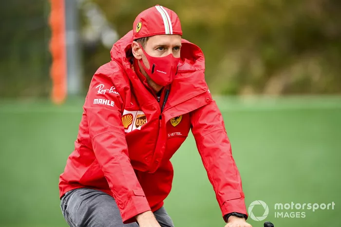Sebastian Vettel, Ferrari en una bici