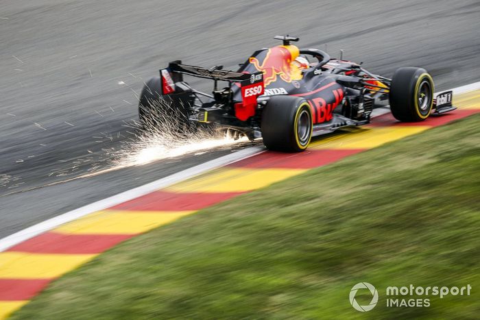 Max Verstappen, Red Bull Racing RB16 sacando chispas