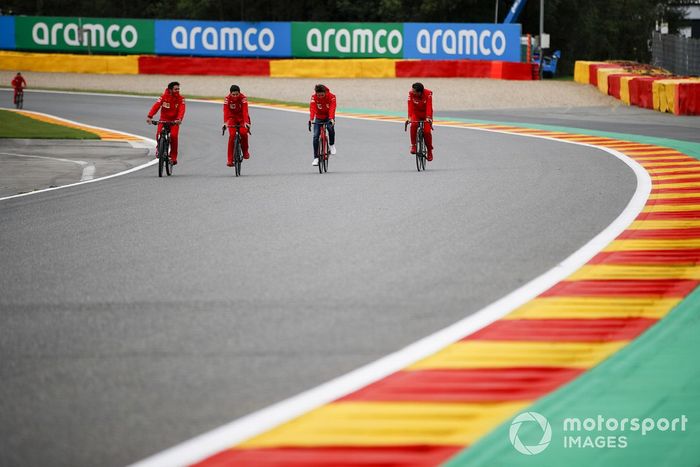 Charles Leclerc, Ferrari, recorre la pista en bici