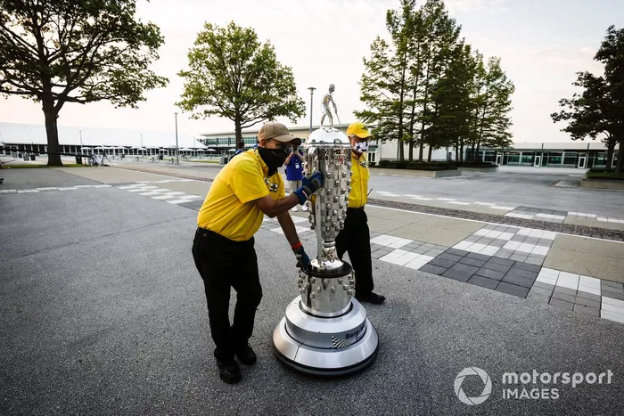 El trofeo Borg-Warner con la máscara