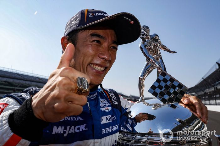 Ganador Takuma Sato, Rahal Letterman Lanigan Racing Honda posa para las fotos