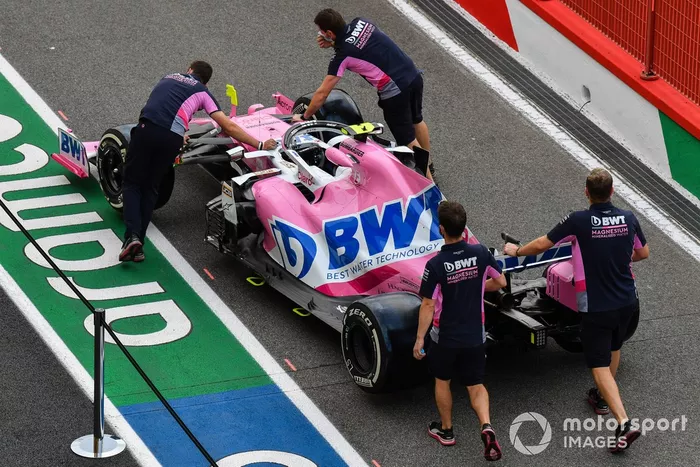 Los mecánicos de Racing Point empujan el monoplaza de  Lance Stroll RP20 en el pitlane