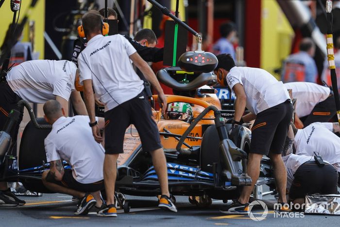 Lando Norris, McLaren MCL35, en el pitlane