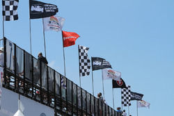 Les drapeaux de l'IndyCar et de Firestone