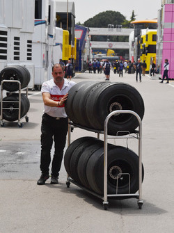 Des mécaniciens Sauber avec des pneus Pirelli