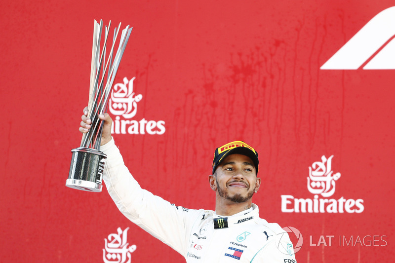 Lewis Hamilton, Mercedes AMG F1, festeggia sollevando il trofeo sul podio