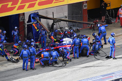 Brendon Hartley, Scuderia Toro Rosso STR13, pit stop