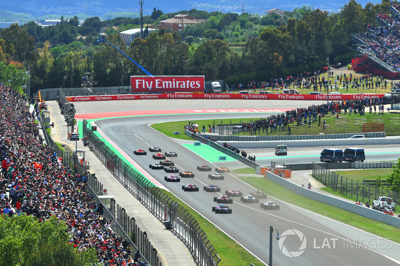 Lewis Hamilton, Mercedes-AMG F1 W09 leads at the start of the race