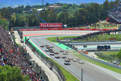 Lewis Hamilton, Mercedes-AMG F1 W09 mène la course au départ