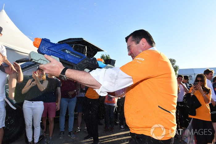 Eric Boullier, director de McLaren Racing, en la carrera de balsas