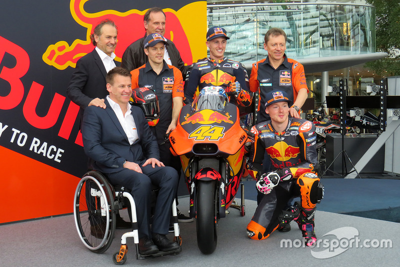 Pit Beirer, directeur de la compétition de KTM, Mika Kallio, Pol Espargaro, Bradley Smith, Hubert Trunkenpolz, membre du conseil d'administration de KTM, Mike Leitner, Team Manager Red Bull KTM Factory Racing