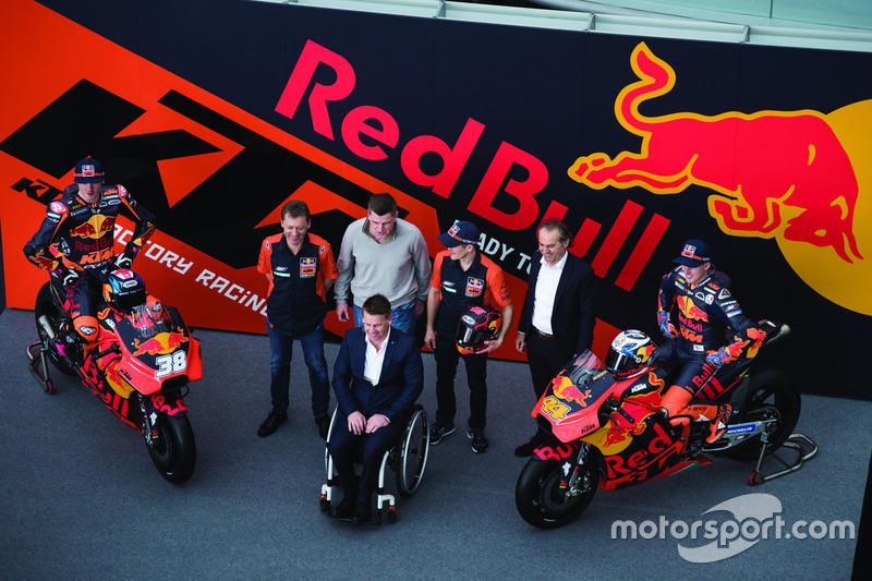 Bradley Smith, Red Bull KTM Factory Racing, Pol Espargaro, Red Bull KTM Factory Racing, Mika Kallio, Red Bull KTM Factory Racing, Pit Beirer, Capo del Motorsport KTM, Hubert Trunkenpolz, membri del consiglio KTM, Mike Leitner, Team manager Red Bull KTM Factory Racing