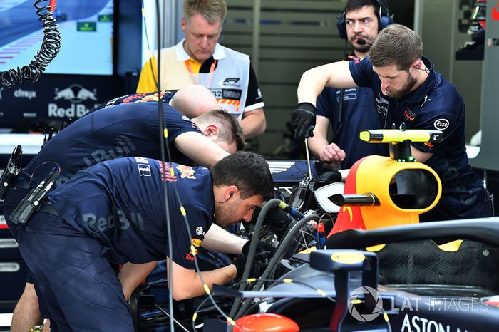 Los mecánicos de Red Bull Racing trabajan en Red Bull Racing RB14 en el garaje