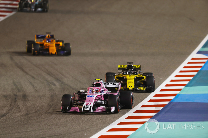 Esteban Ocon, Force India VJM11 Mercedes, Nico Hulkenberg, Renault Sport F1 Team R.S. 18, y Fernando Alonso, McLaren MCL33 Renault
