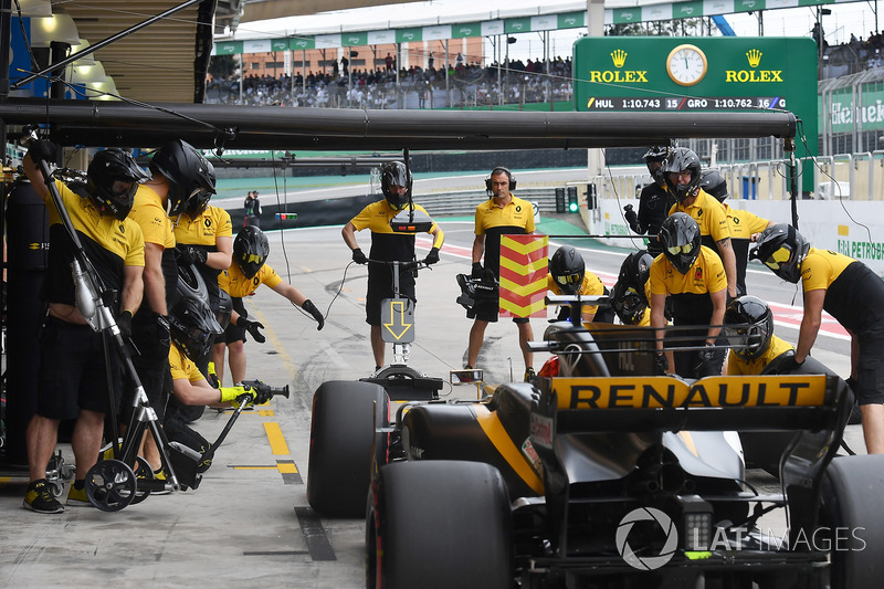 Nico Hulkenberg, Renault Sport F1 Team RS17 pit stop